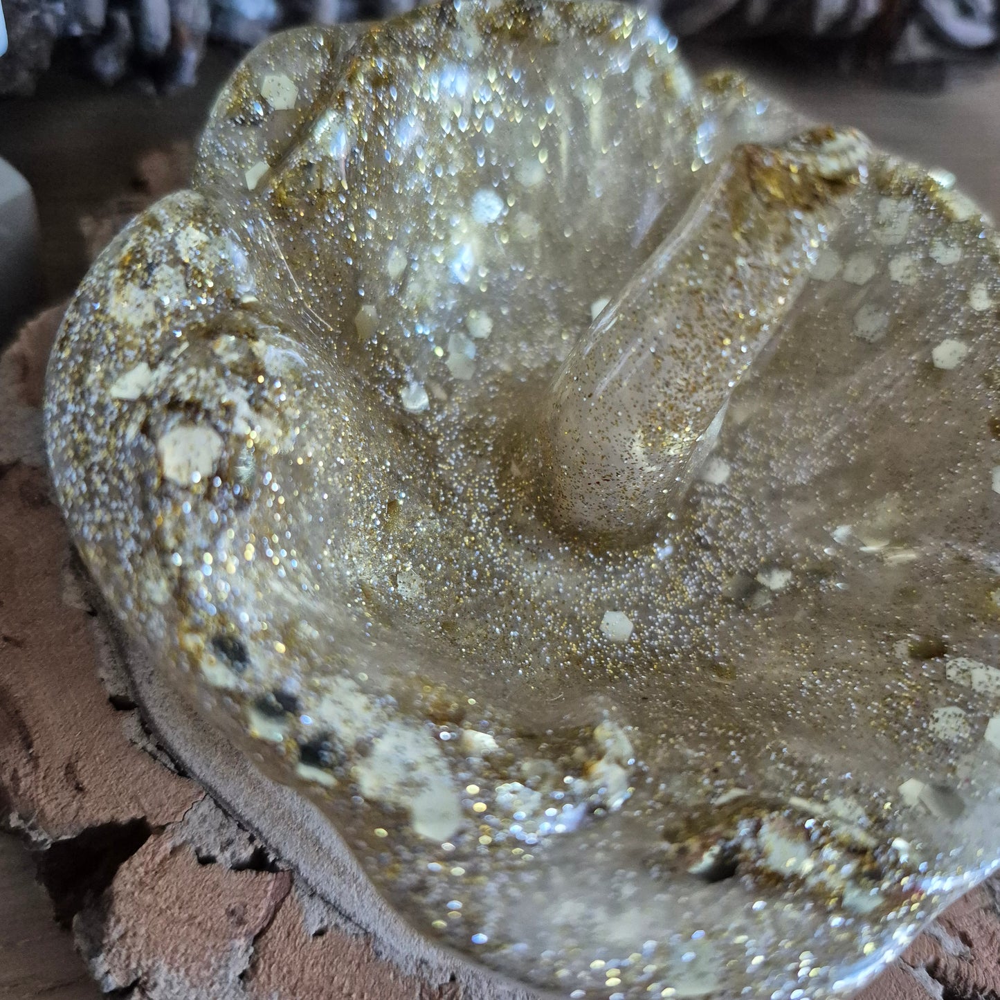 Resin Rose Ring Holder - Golden Syrup Sponge